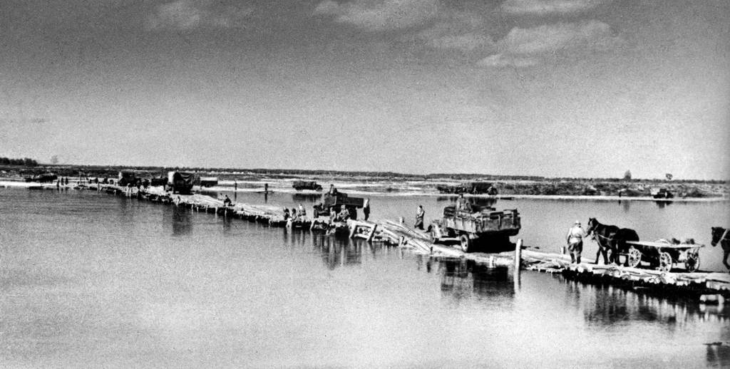 Одна из переправ советских войск через Днепр в районе Каховки. 1941